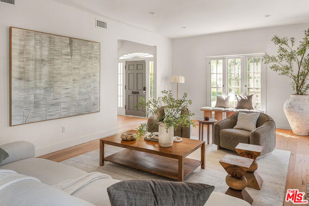 Image 9 of property listing at 940 Westchester Place, Los Angeles, CA 90019