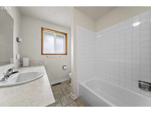 6335 Se MOLT St, Milwaukie, OR 97267