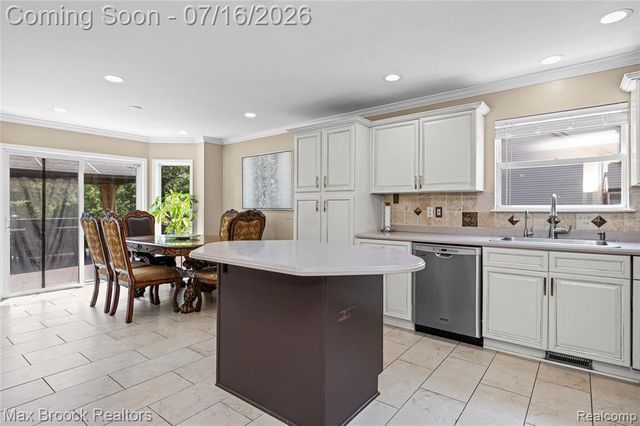 2322 Sandlewood Drive, White Lake, MI 48383
