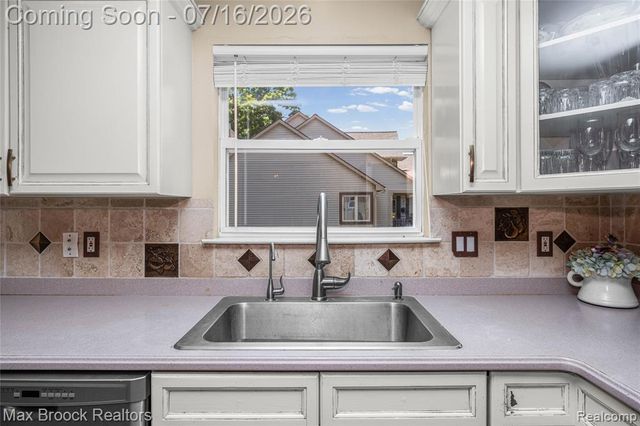 2322 Sandlewood Drive, White Lake, MI 48383
