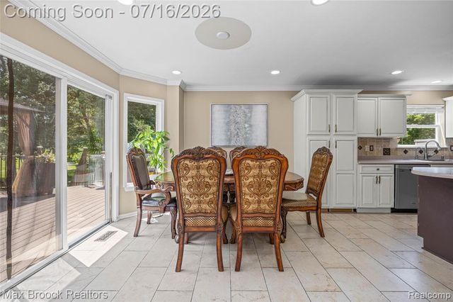 2322 Sandlewood Drive, White Lake, MI 48383