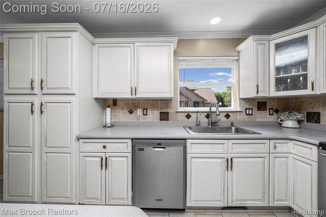 2322 Sandlewood Drive, White Lake, MI 48383