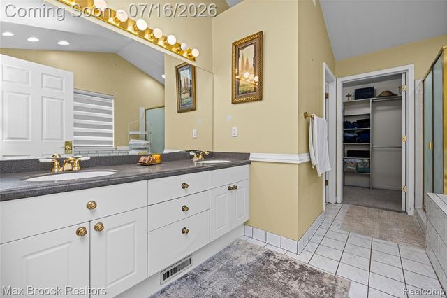 2322 Sandlewood Drive, White Lake, MI 48383