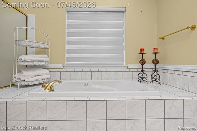 2322 Sandlewood Drive, White Lake, MI 48383