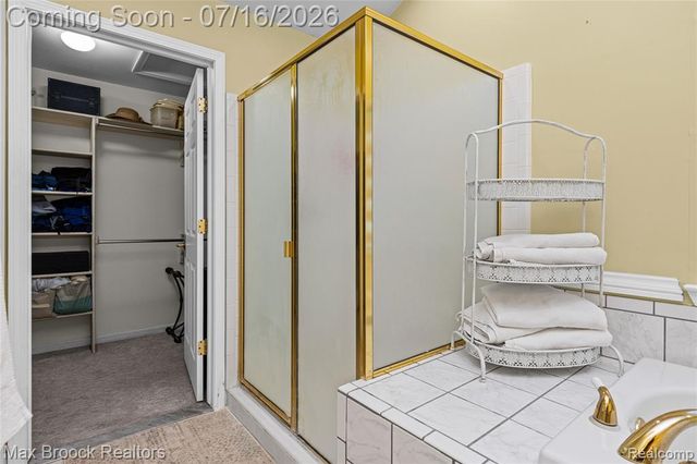 2322 Sandlewood Drive, White Lake, MI 48383