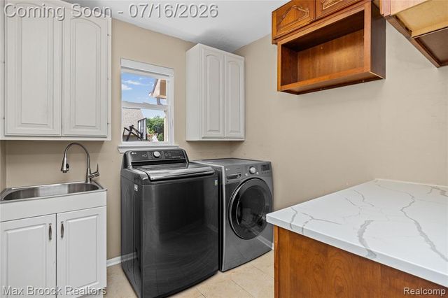 2322 Sandlewood Drive, White Lake, MI 48383