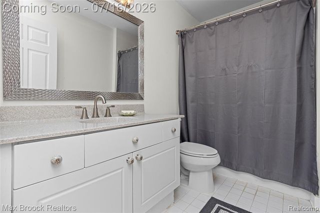 2322 Sandlewood Drive, White Lake, MI 48383