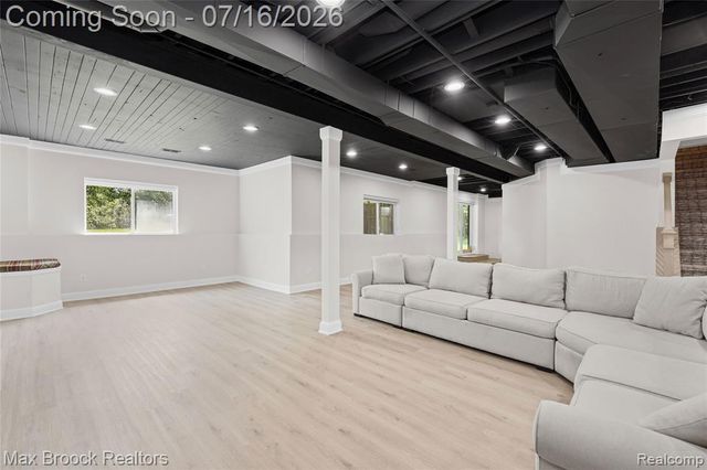 2322 Sandlewood Drive, White Lake, MI 48383