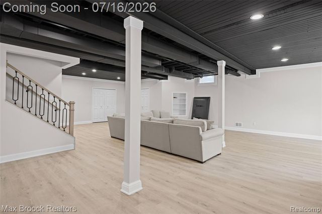 2322 Sandlewood Drive, White Lake, MI 48383