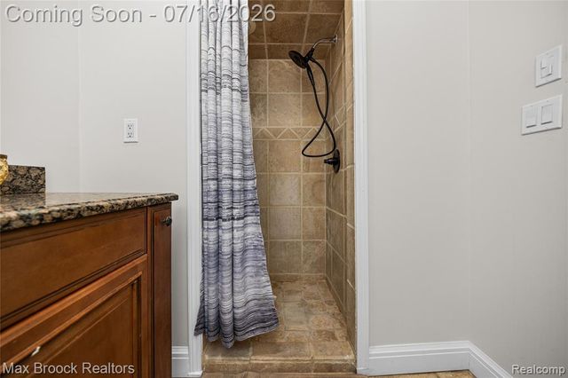 2322 Sandlewood Drive, White Lake, MI 48383