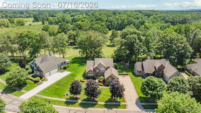 2322 Sandlewood Drive, White Lake, MI 48383