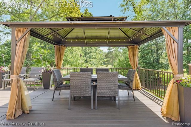 2322 Sandlewood Drive, White Lake, MI 48383