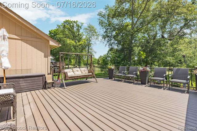 2322 Sandlewood Drive, White Lake, MI 48383