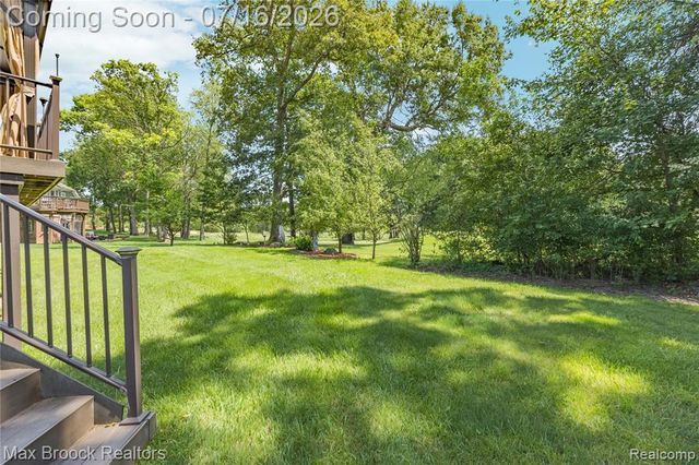2322 Sandlewood Drive, White Lake, MI 48383