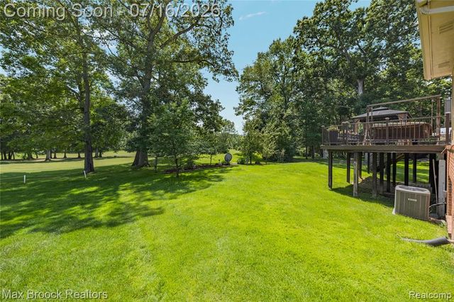 2322 Sandlewood Drive, White Lake, MI 48383