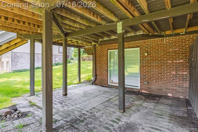 2322 Sandlewood Drive, White Lake, MI 48383