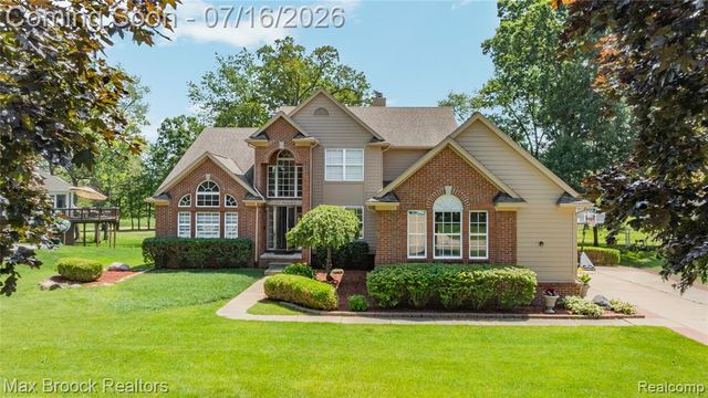2322 Sandlewood Drive, White Lake, MI 48383