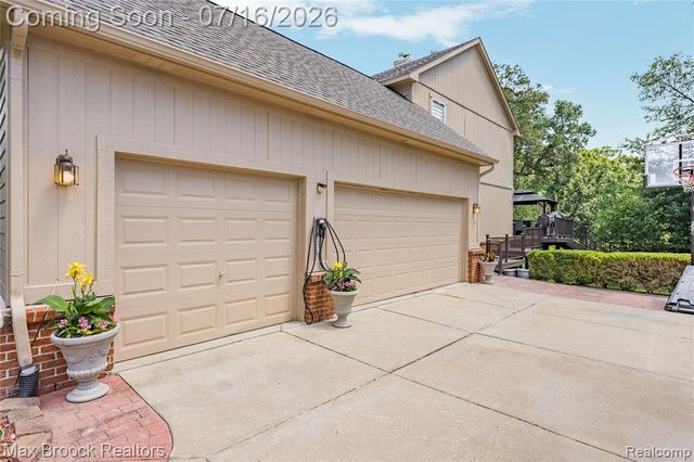 2322 Sandlewood Drive, White Lake, MI 48383