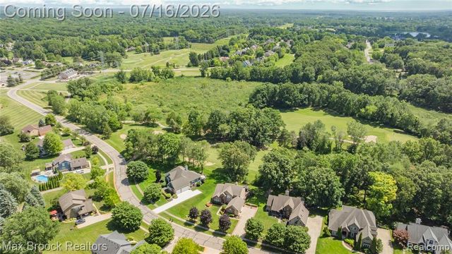2322 Sandlewood Drive, White Lake, MI 48383
