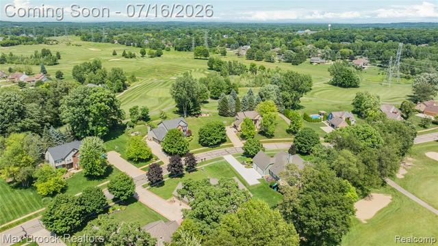 2322 Sandlewood Drive, White Lake, MI 48383