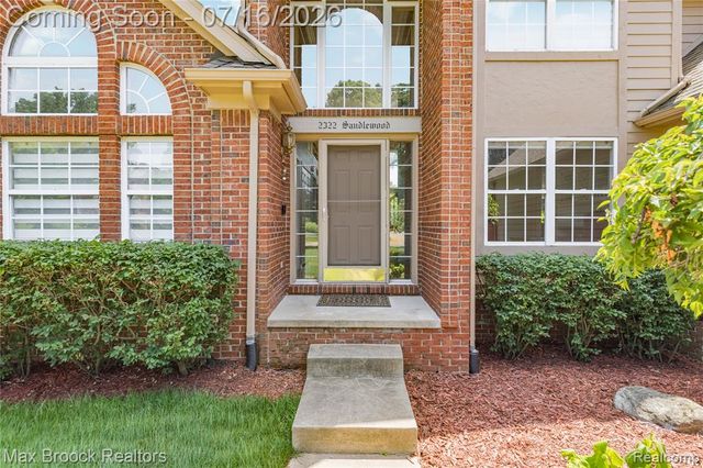 2322 Sandlewood Drive, White Lake, MI 48383