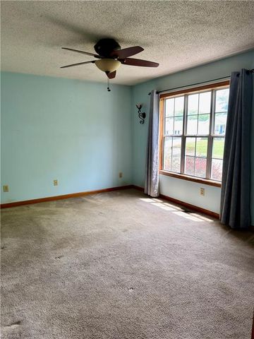 206 Larkspur Lane, Thomasville, NC 27360