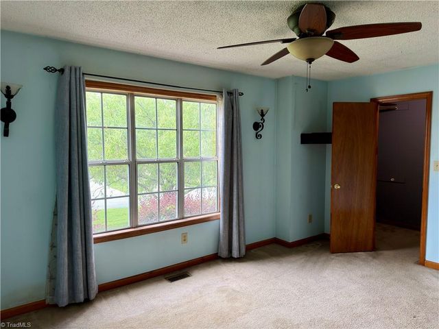 206 Larkspur Lane, Thomasville, NC 27360