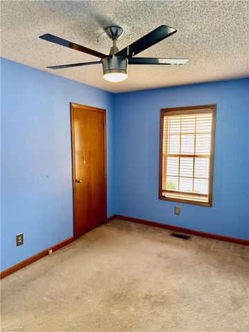 206 Larkspur Lane, Thomasville, NC 27360