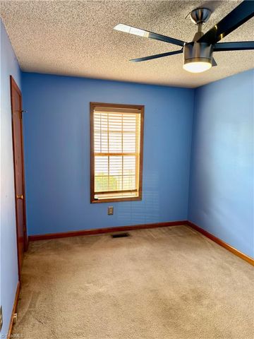 206 Larkspur Lane, Thomasville, NC 27360