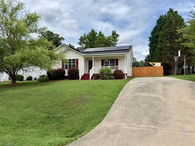 206 Larkspur Lane, Thomasville, NC 27360