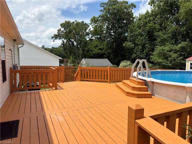 206 Larkspur Lane, Thomasville, NC 27360