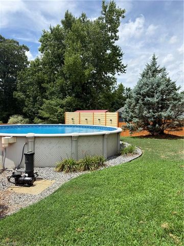206 Larkspur Lane, Thomasville, NC 27360