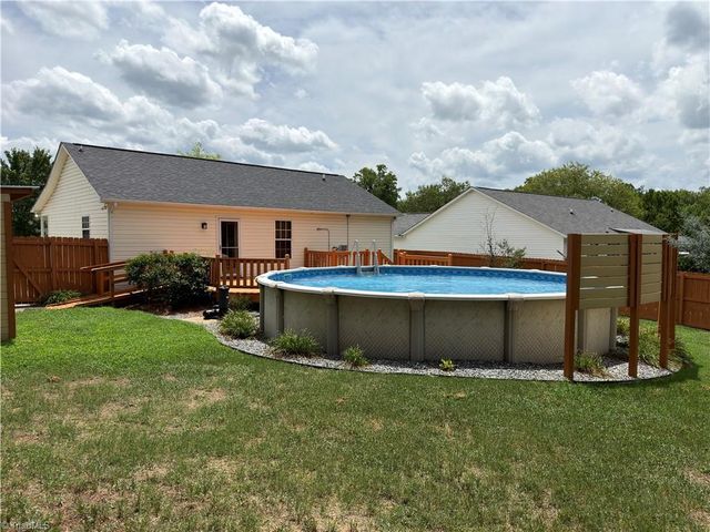 206 Larkspur Lane, Thomasville, NC 27360