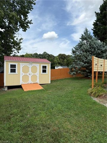 206 Larkspur Lane, Thomasville, NC 27360
