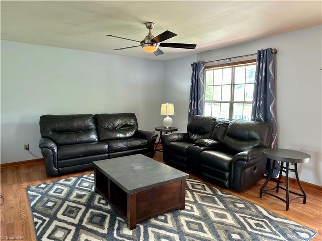 206 Larkspur Lane, Thomasville, NC 27360