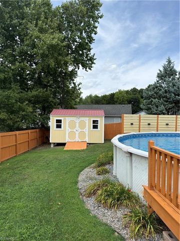 206 Larkspur Lane, Thomasville, NC 27360