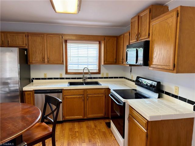 206 Larkspur Lane, Thomasville, NC 27360