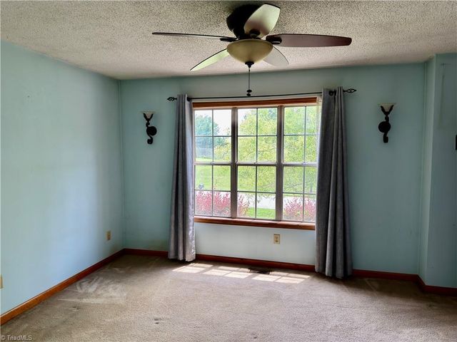 206 Larkspur Lane, Thomasville, NC 27360
