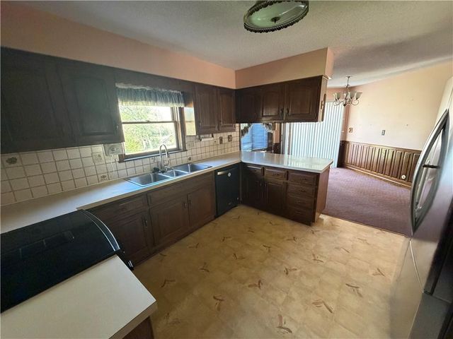 12325 Pinehurst Drive, Kansas City, KS 66109