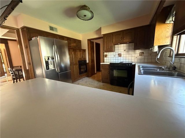 12325 Pinehurst Drive, Kansas City, KS 66109