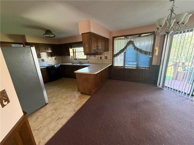 12325 Pinehurst Drive, Kansas City, KS 66109