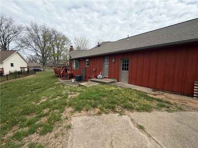 12325 Pinehurst Drive, Kansas City, KS 66109