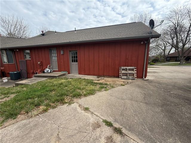 12325 Pinehurst Drive, Kansas City, KS 66109