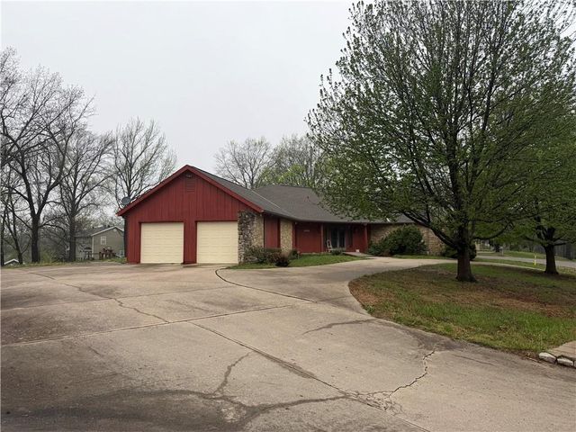 12325 Pinehurst Drive, Kansas City, KS 66109
