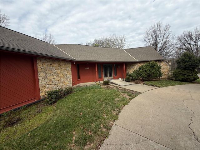 12325 Pinehurst Drive, Kansas City, KS 66109