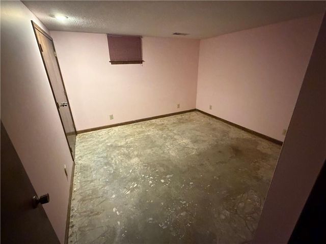 12325 Pinehurst Drive, Kansas City, KS 66109