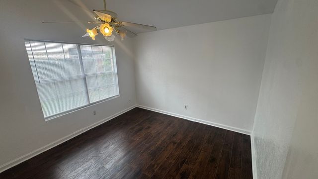 301 Spanish Moss Drive, Arlington, TX 76018