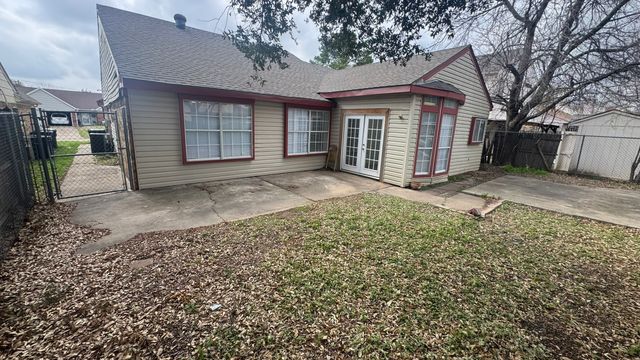 301 Spanish Moss Drive, Arlington, TX 76018