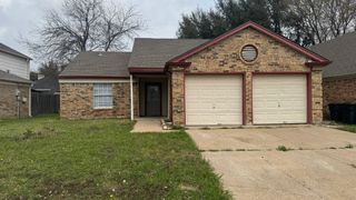 301 Spanish Moss Drive, Arlington, TX 76018