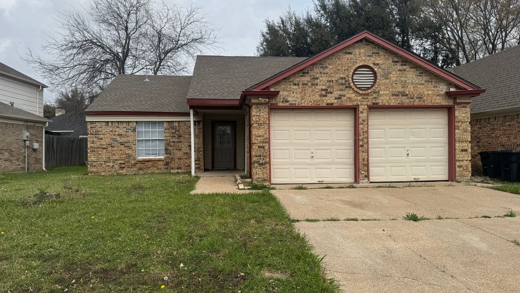 301 Spanish Moss Drive, Arlington, TX 76018